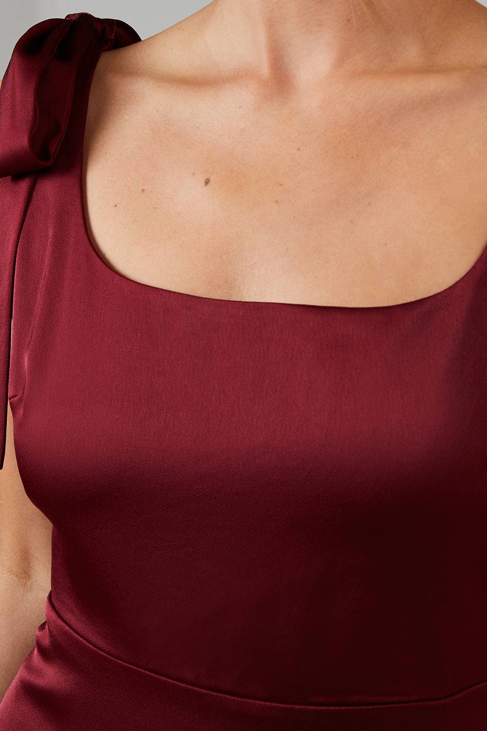 Oasis Robe De Demoiselle D'honneur Mi-longue En Satin Bordeaux Avec Nœuds Aux Épaules