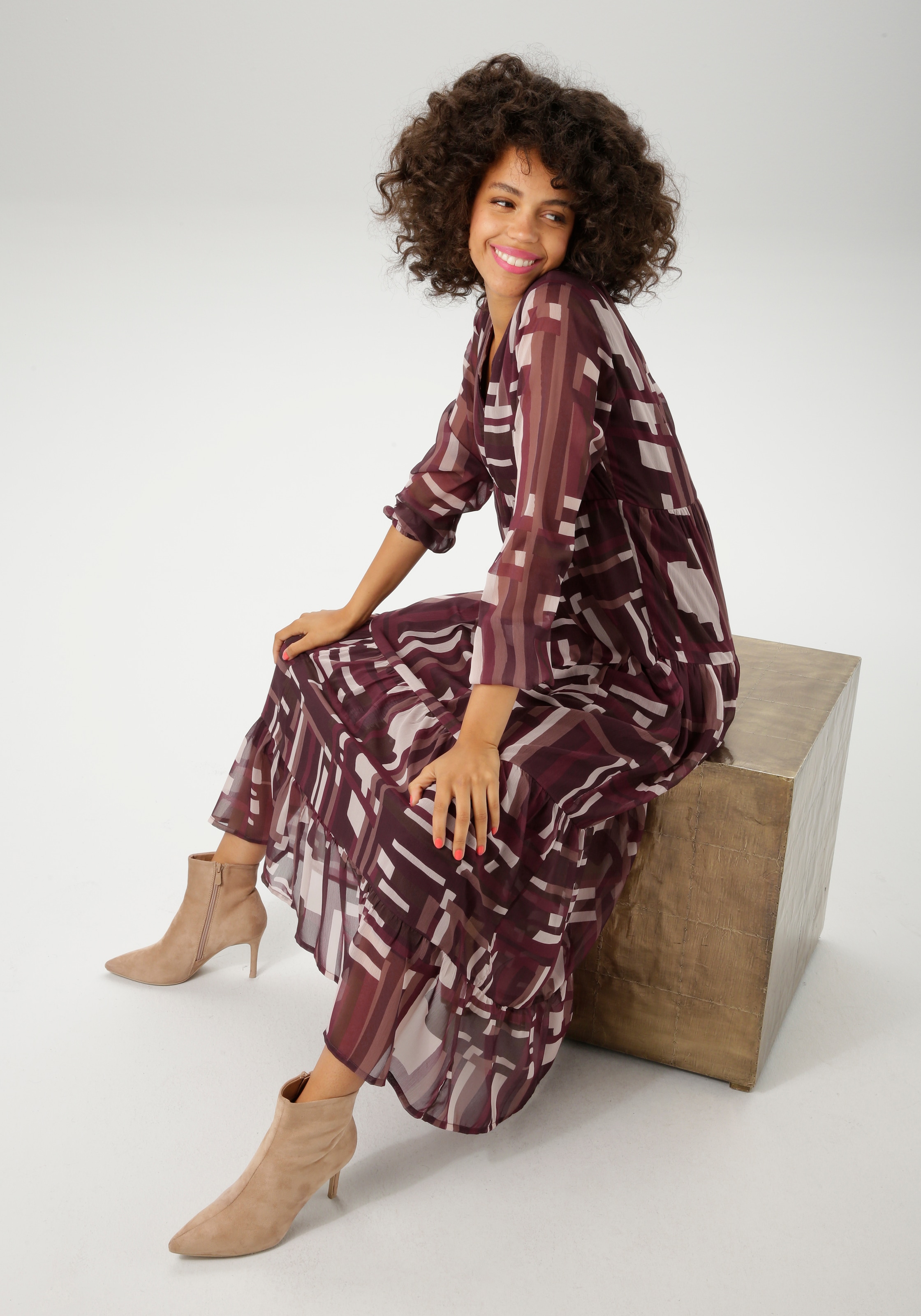 Aniston CASUAL Maxikleid mit trendfarbigem, grafischen Muster - NEUE KOLLEKTION