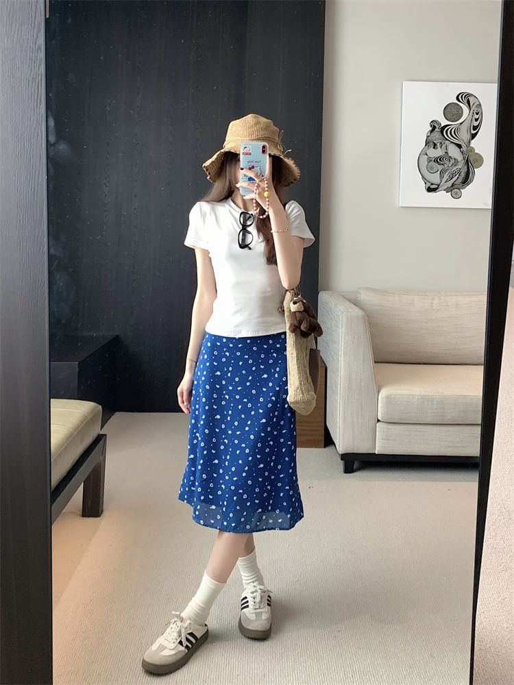 Closette - Effen T-shirt met korte mouwen en ronde hals / Midi-A-lijn rok met hoge taille en bloemenprint