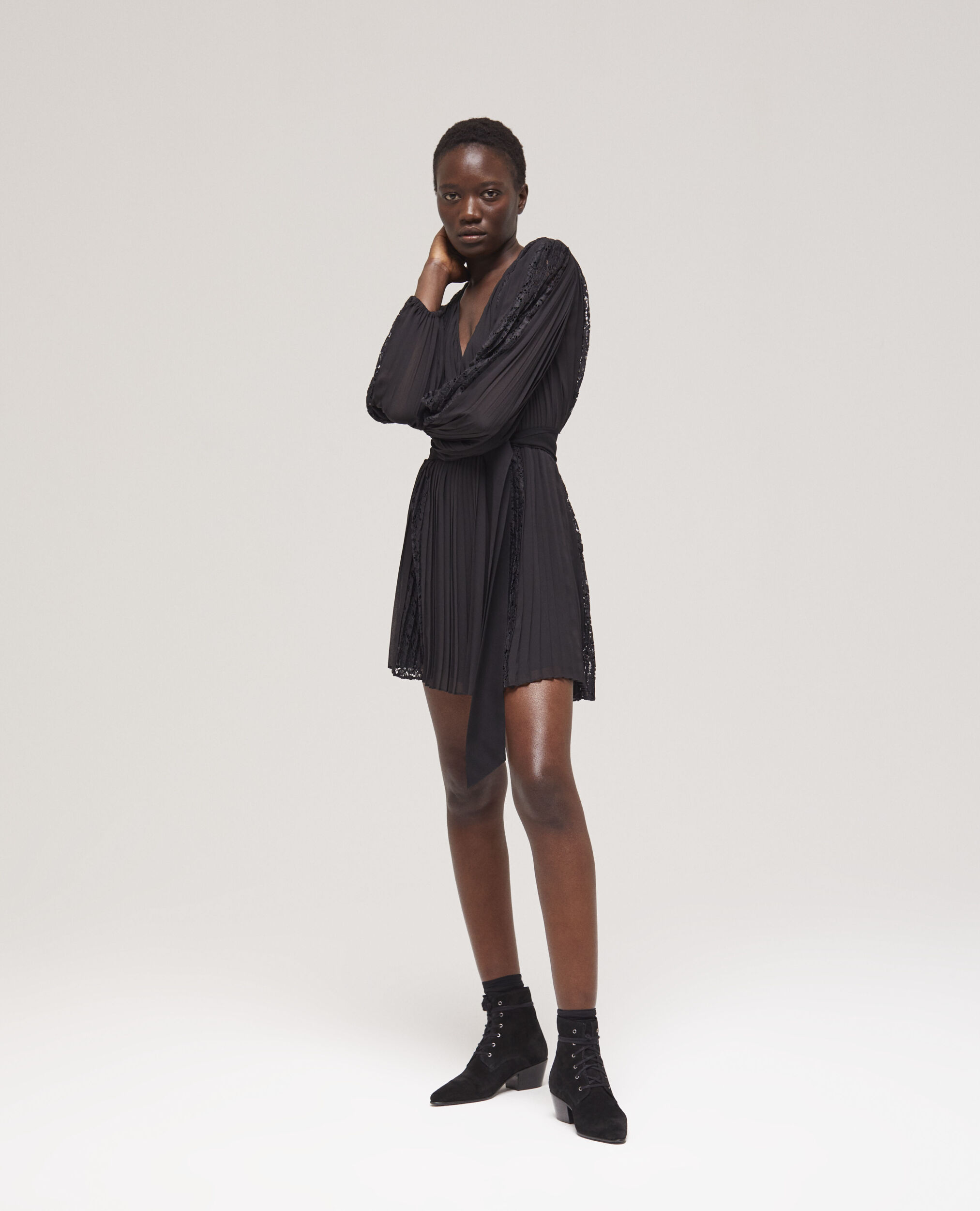 Robe courte en dentelle noire