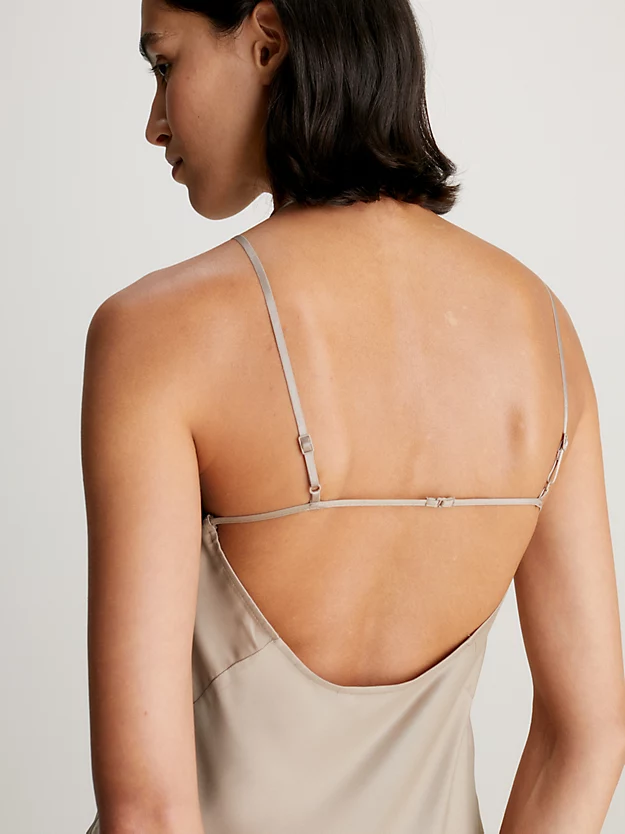 Vestido longo com decote nas costas em cetim.