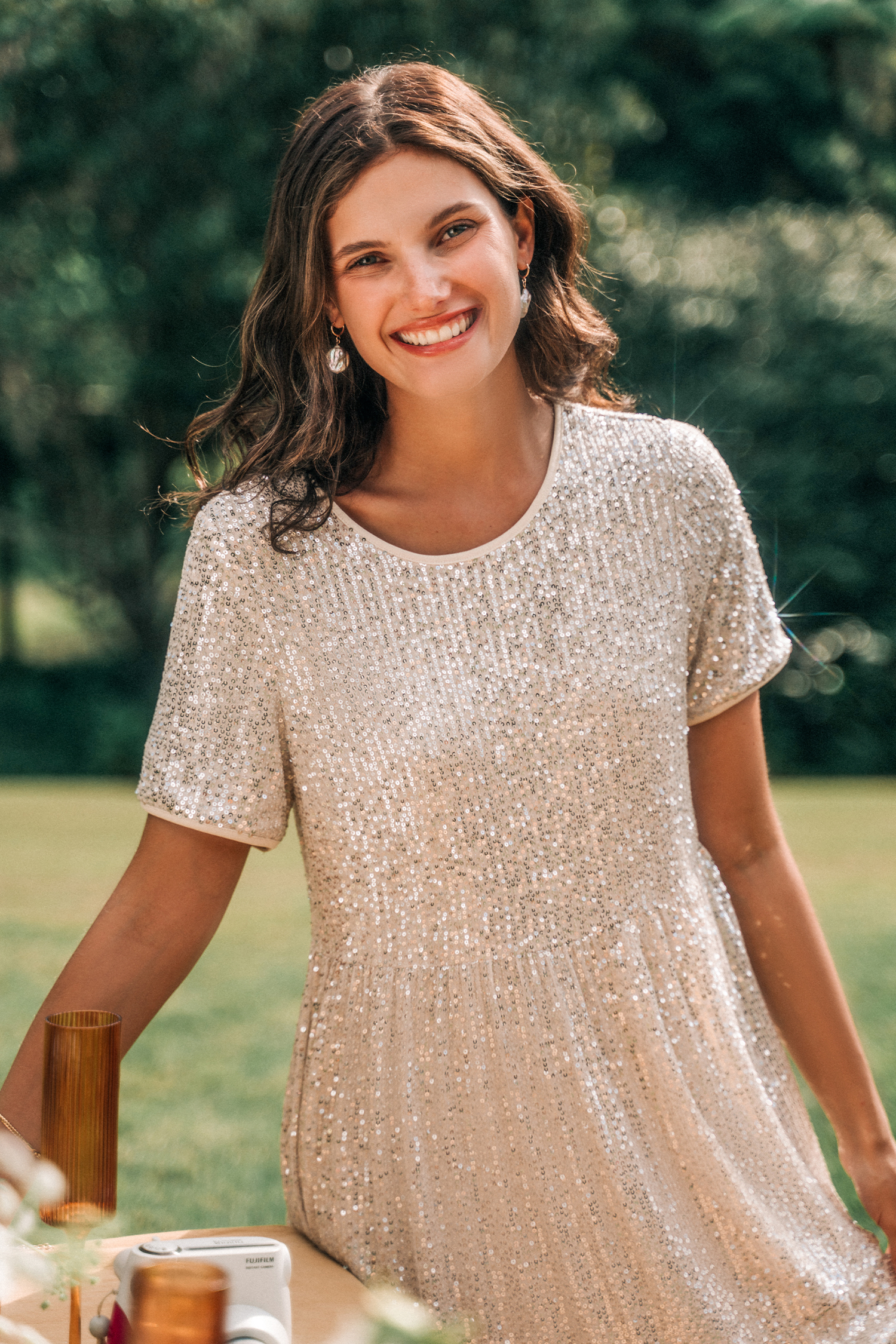 Robe mini à manches courtes et ourlet à volants