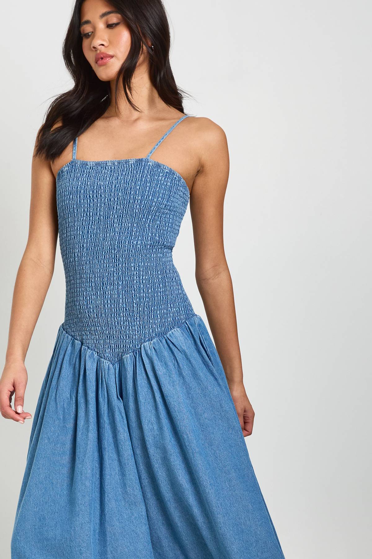 boohoo Robe Patineuse Mi-longue En Chambray À Corsage Froncé