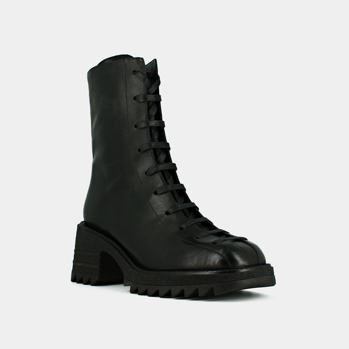 Boots à semelles crantées et lacets  en cuir noir