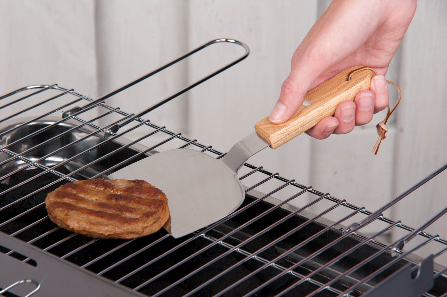 Hamburgerwender aus Edelstahl und Eichenholz