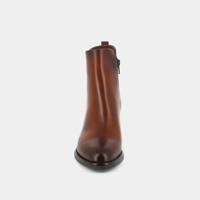 Bottines à talons et bouts pointus  en cuir cognac