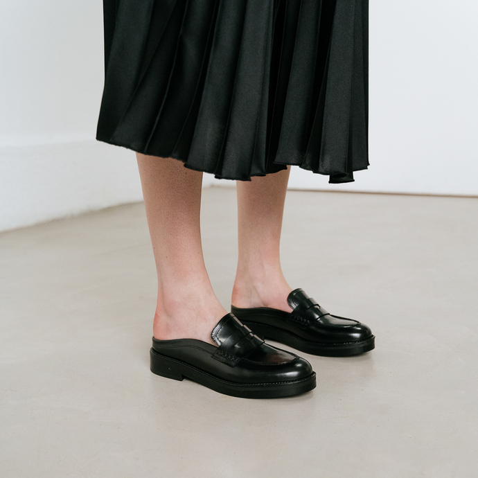 Mocassins à bouts ronds et surpiqûres  en cuir glacé noir