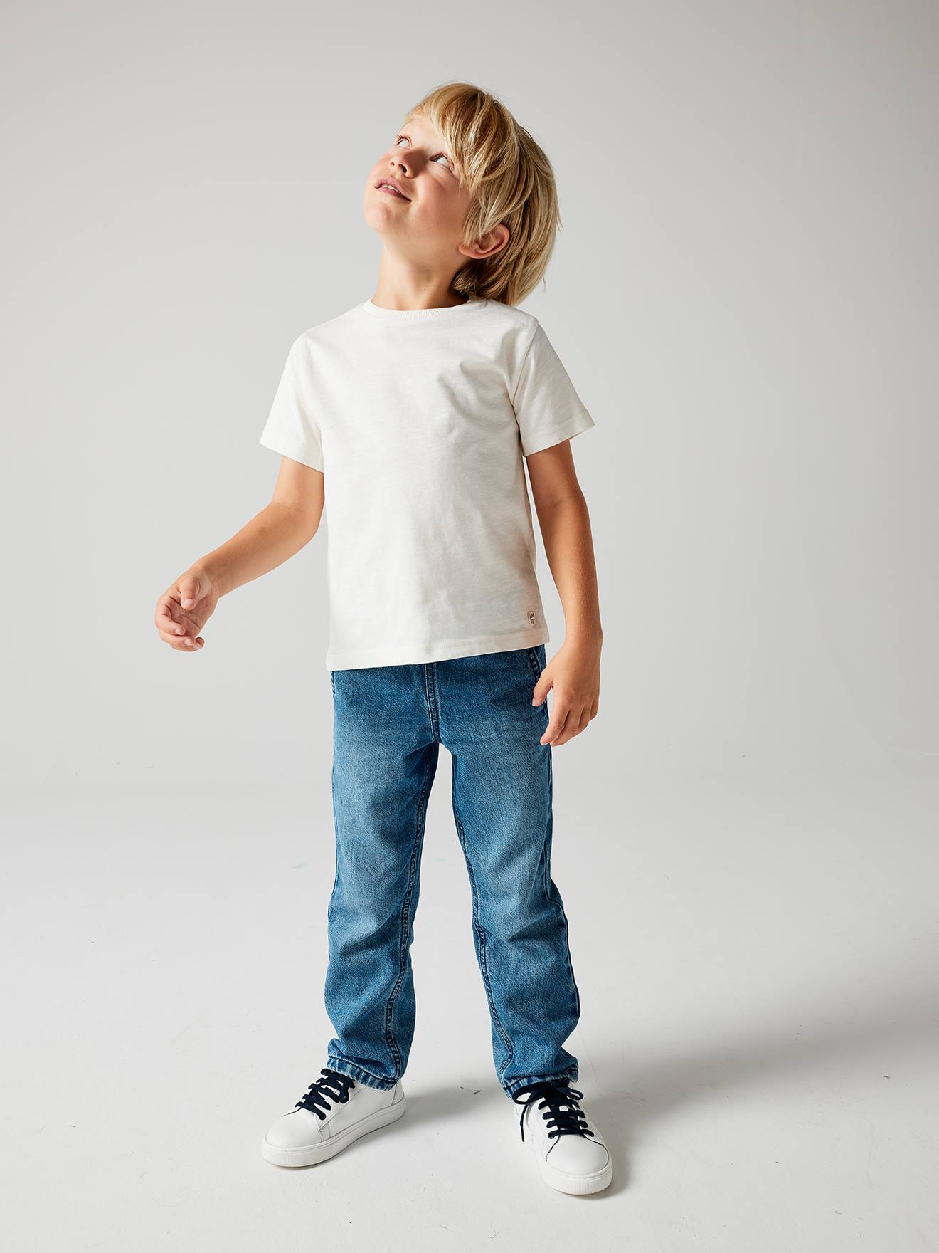 Calça jeans de perna larga e fácil de vestir para meninos, em denim cinza.