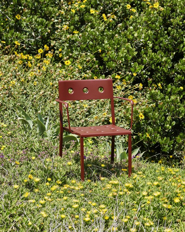Hay Balcony Dining tuinstoel met armleuning iron red