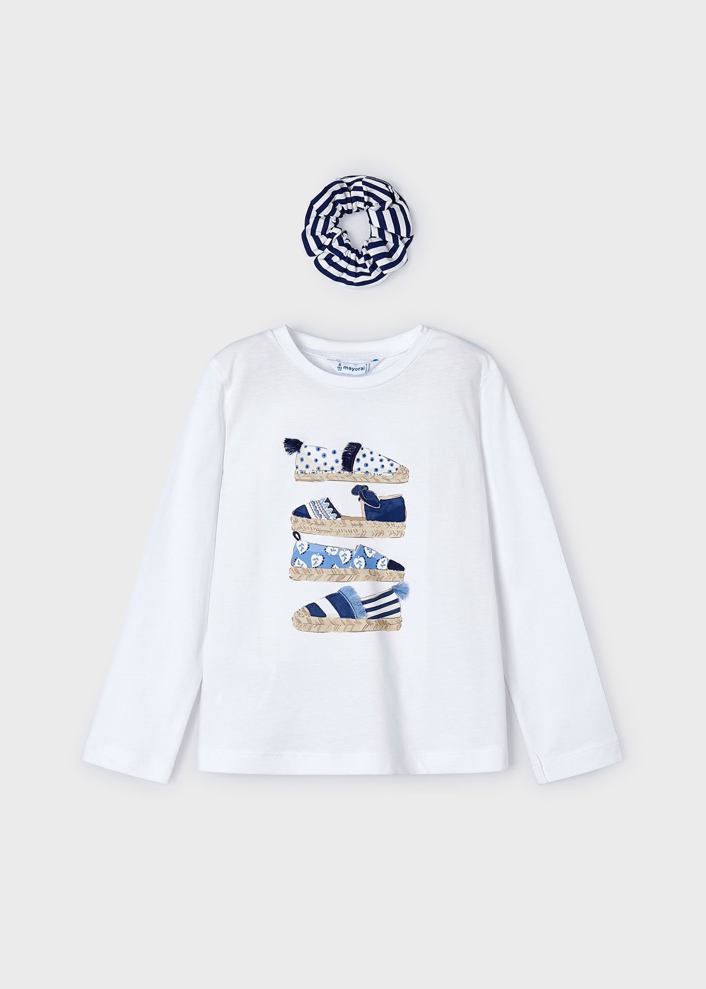 Camiseta infantil Better Cotton com elástico de cabelo.