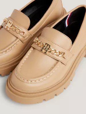 Mocassins com sola grossa escovada e corrente