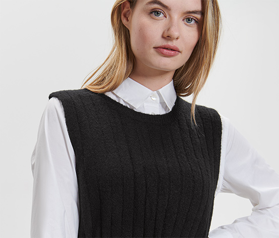 Geripptes Strickkleid, schwarz