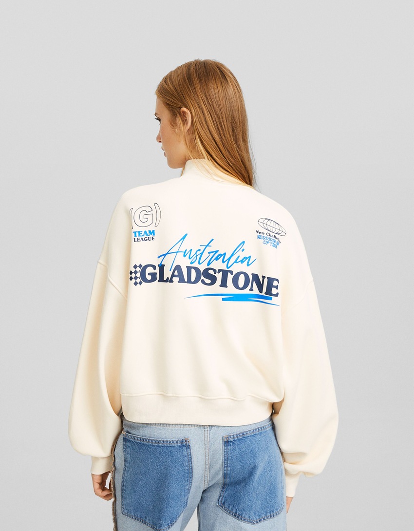 Moletom com gola alta e zíper estampado