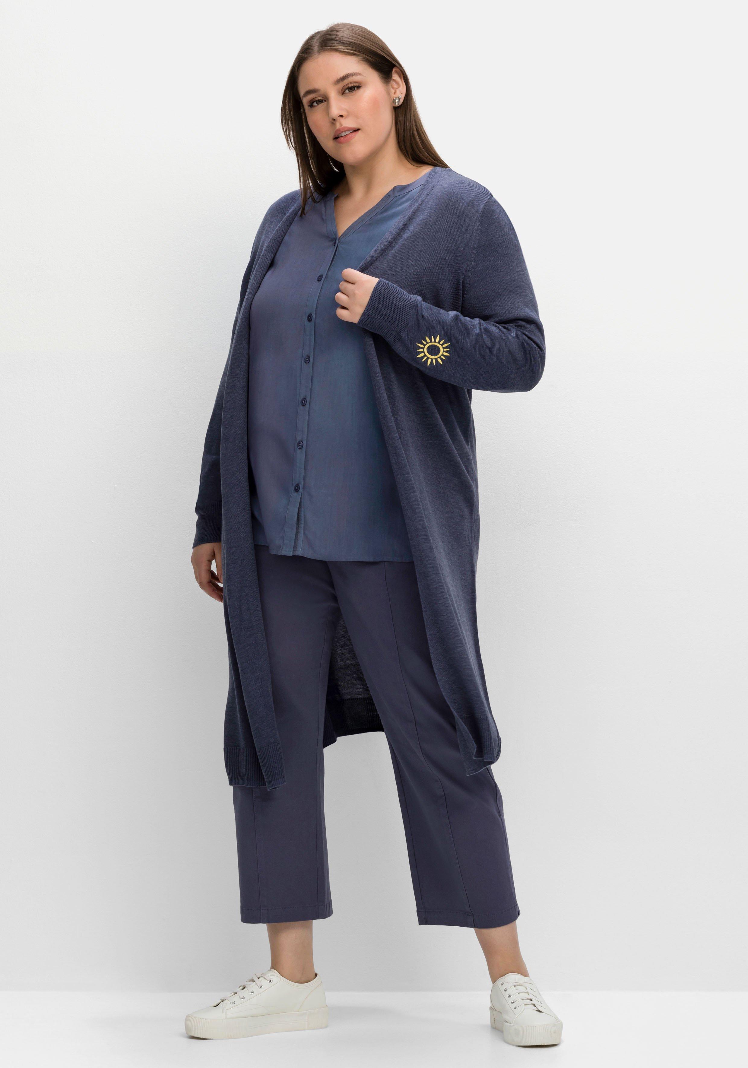 Longstrickjacke mit kleiner Stickerei am Ärmel