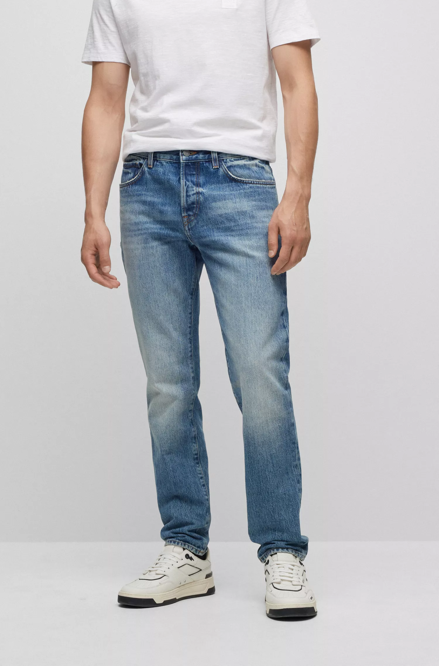 Calça jeans BOSS laranja, corte regular, em denim rígido azul.