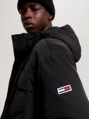 Parka com capuz, acolchoada e com vários bolsos