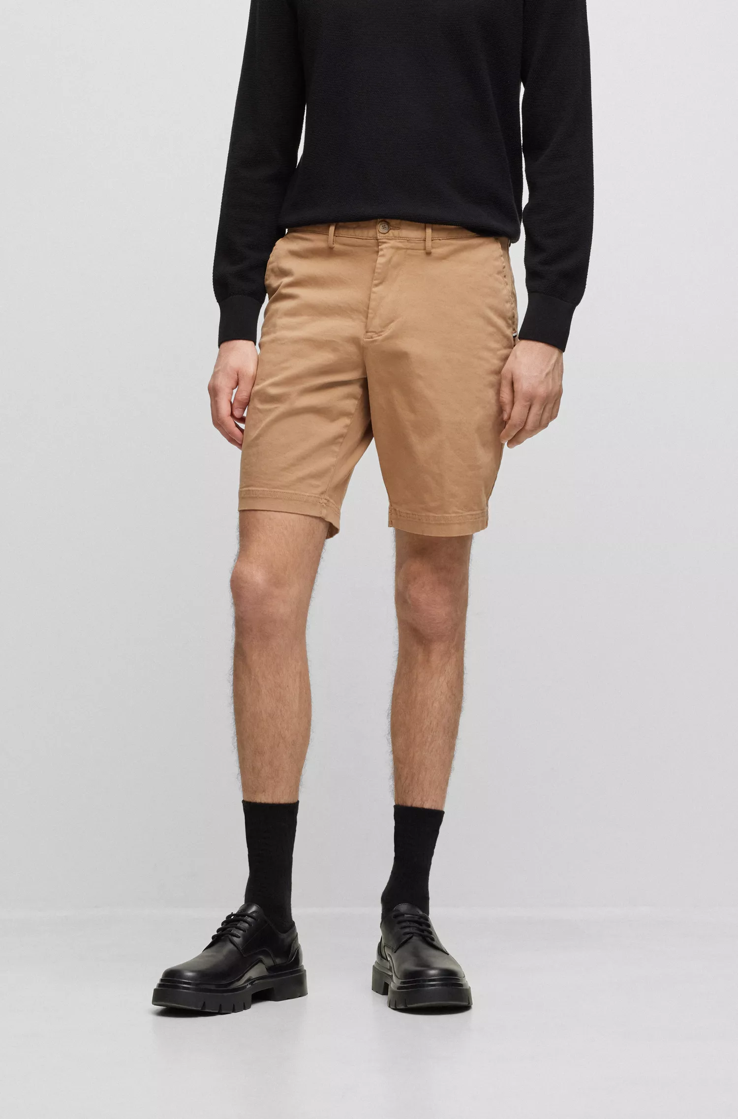 Shorts BOSS pretos de corte justo em algodão elástico.