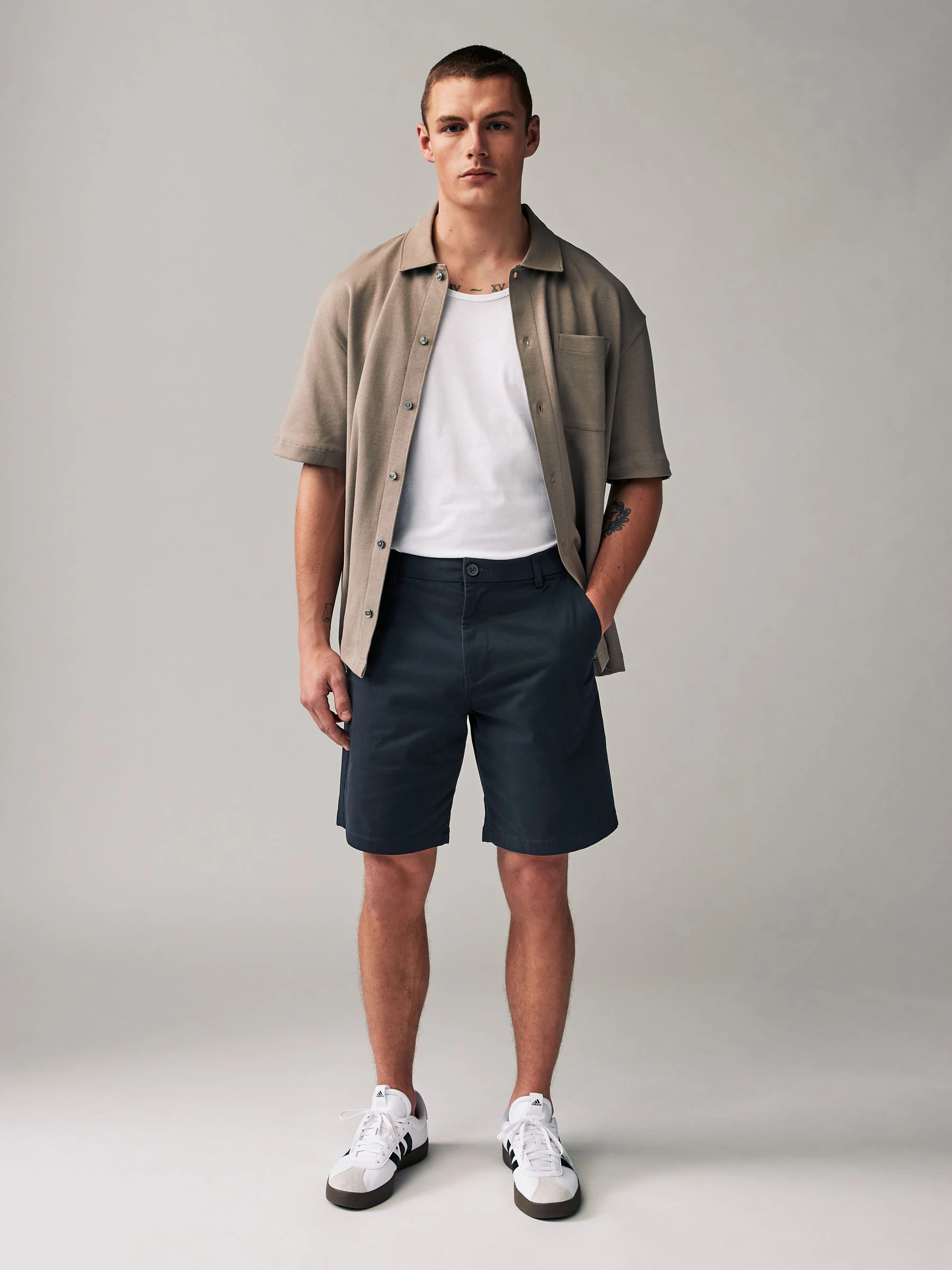 Marineblauw/antraciet - Ruimvallende pasvorm. - Set van 2 chinoshorts met stretch
