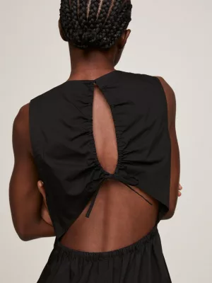 Vestido midi sem mangas com costas abertas