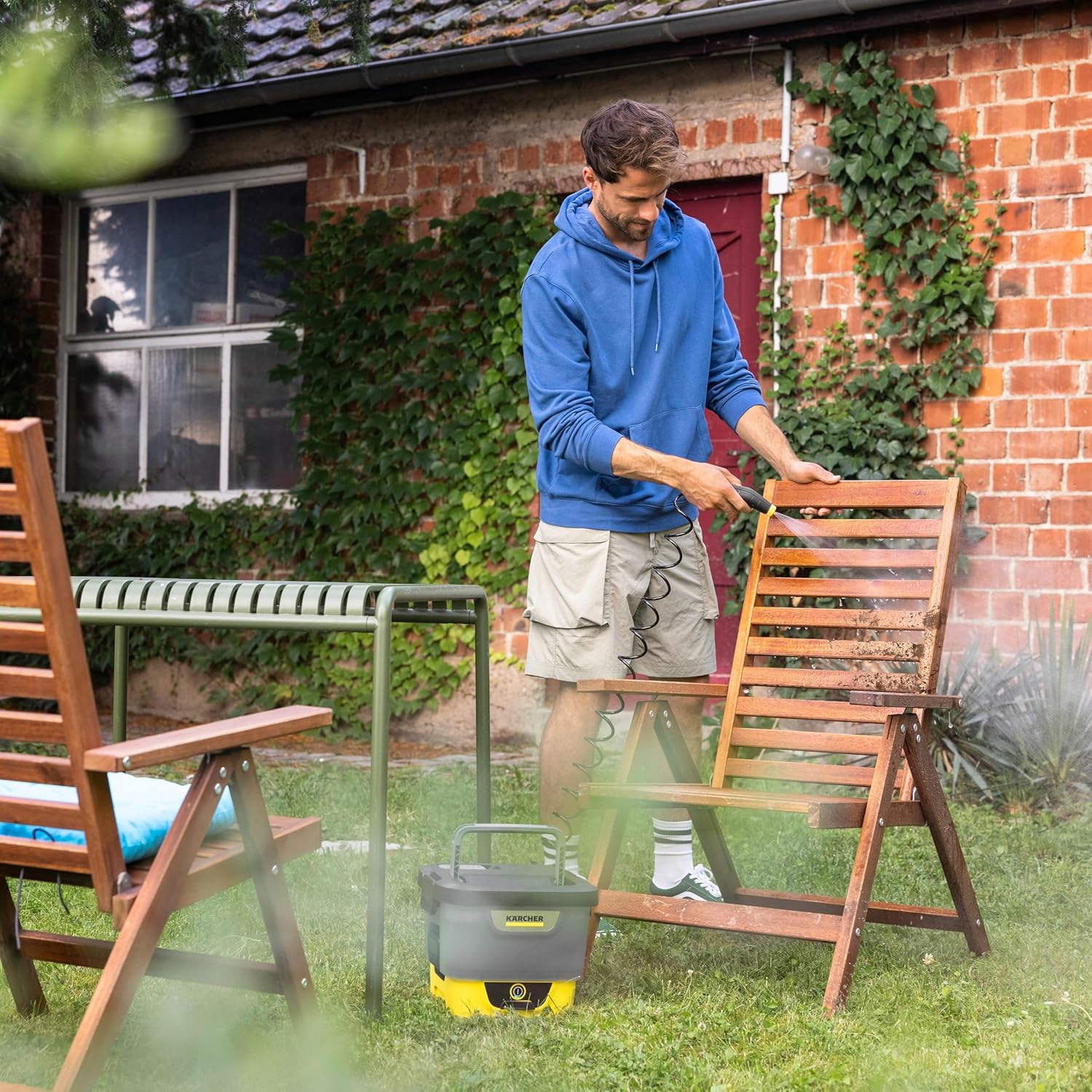 Kärcher Mobile Outdoor Cleaner OC 4, Fördermenge: 2 l/min, Gewicht: 3,1 kg, Wassertank: 8 l, Lithium-Ionen-Akku, Spiralschlauch, Gerätefilter, Abnehmbarer Wassertank, schonender Niederdruck