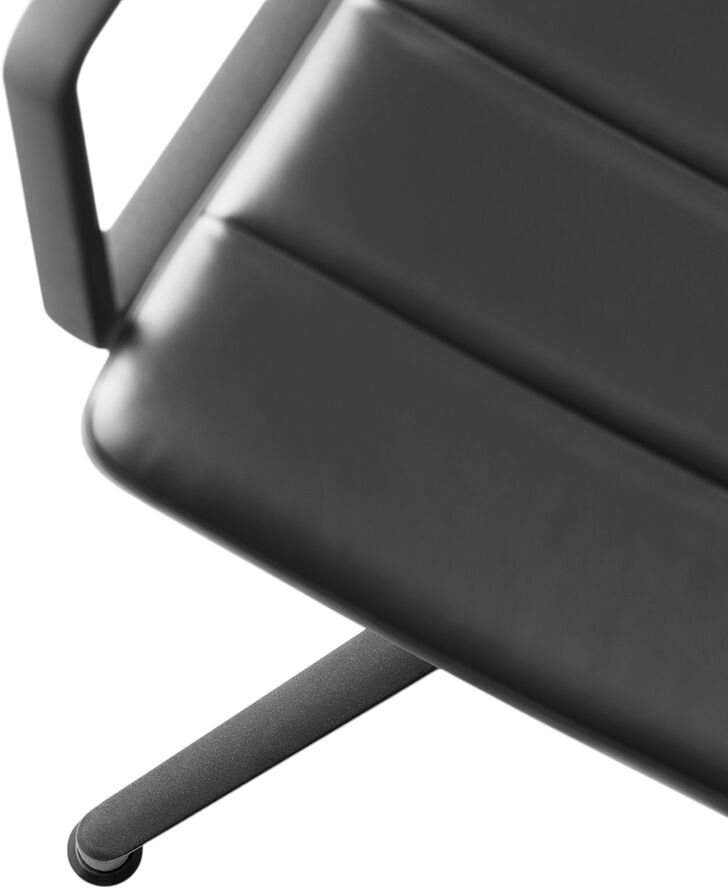 Vipp Vipp452 Swivel, Black leath, black frame, gliders Sort