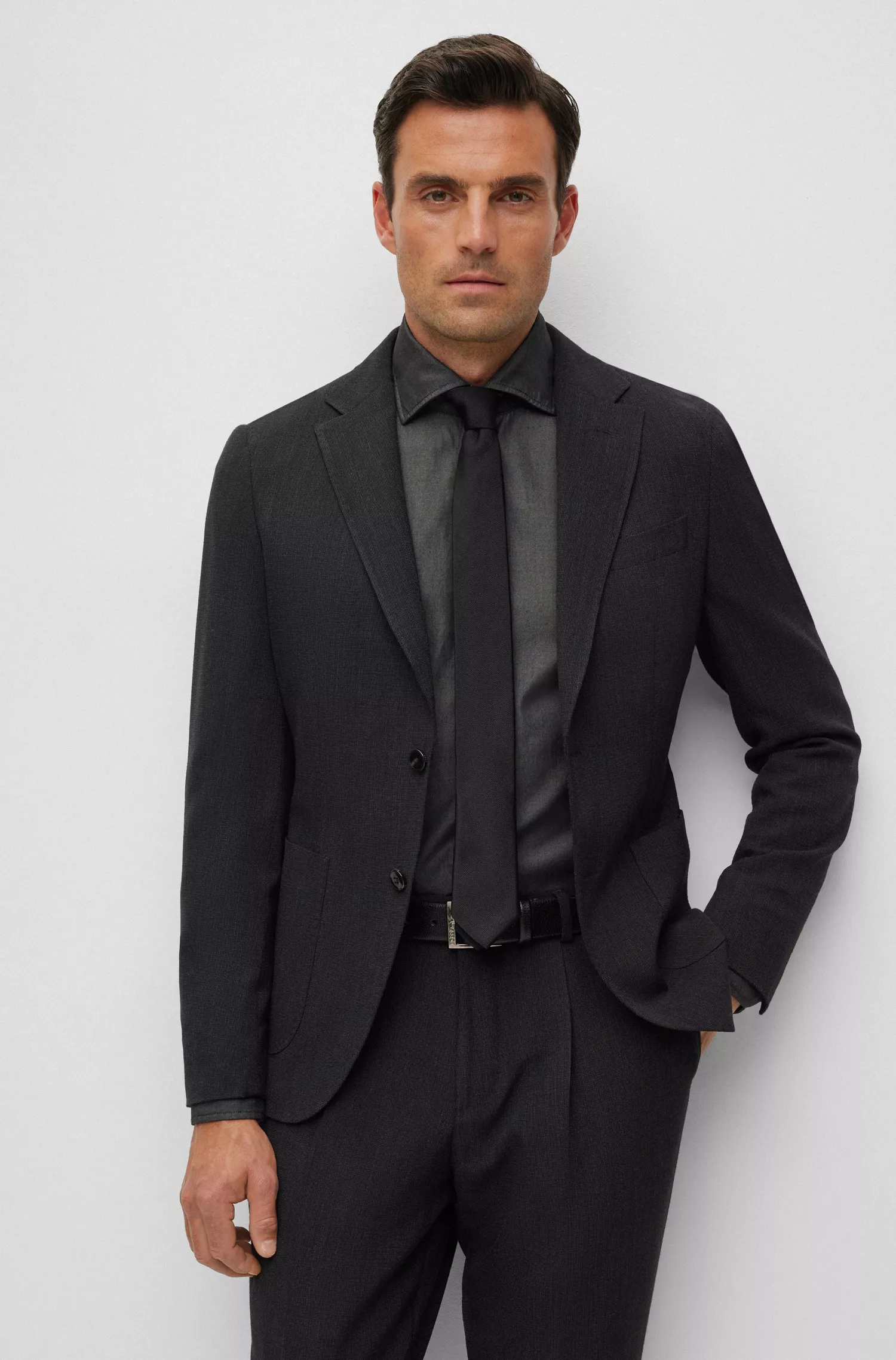 Terno BOSS cor camelo, corte slim, em mistura de lã com microestampa.