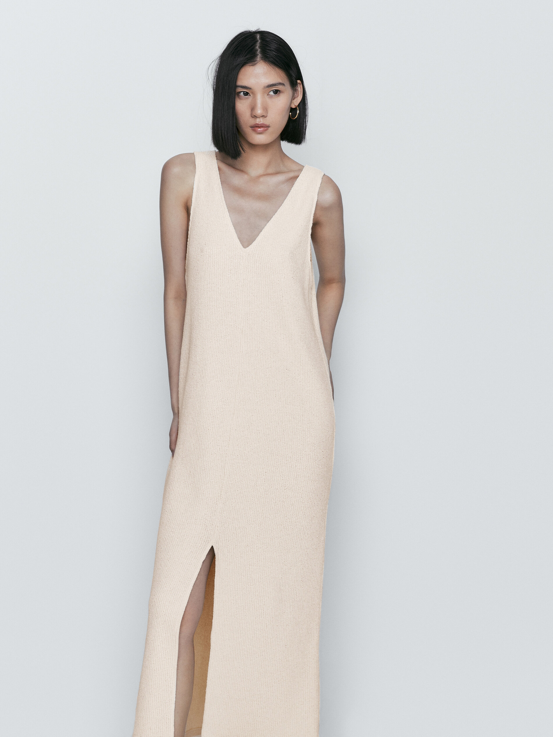 Vestido estruturado com decote em V e fenda - RAW