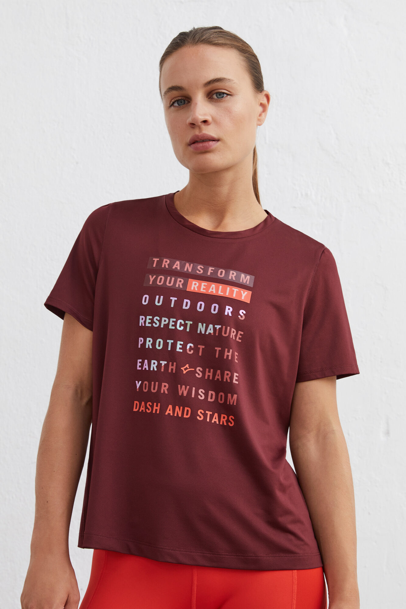 Camiseta técnica respirável na cor bordô - estampa