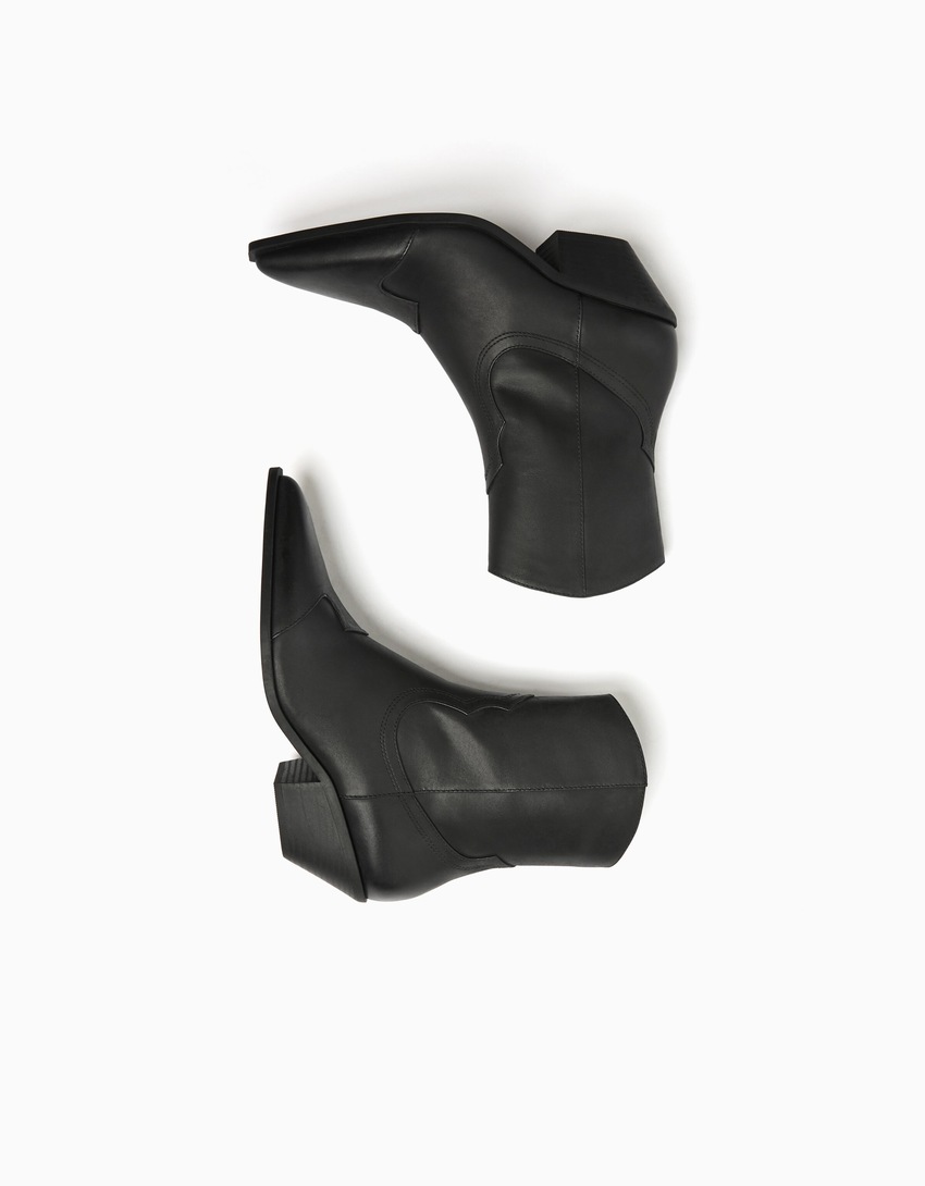 Botas de cano curto estilo cowboy com salto, em couro.