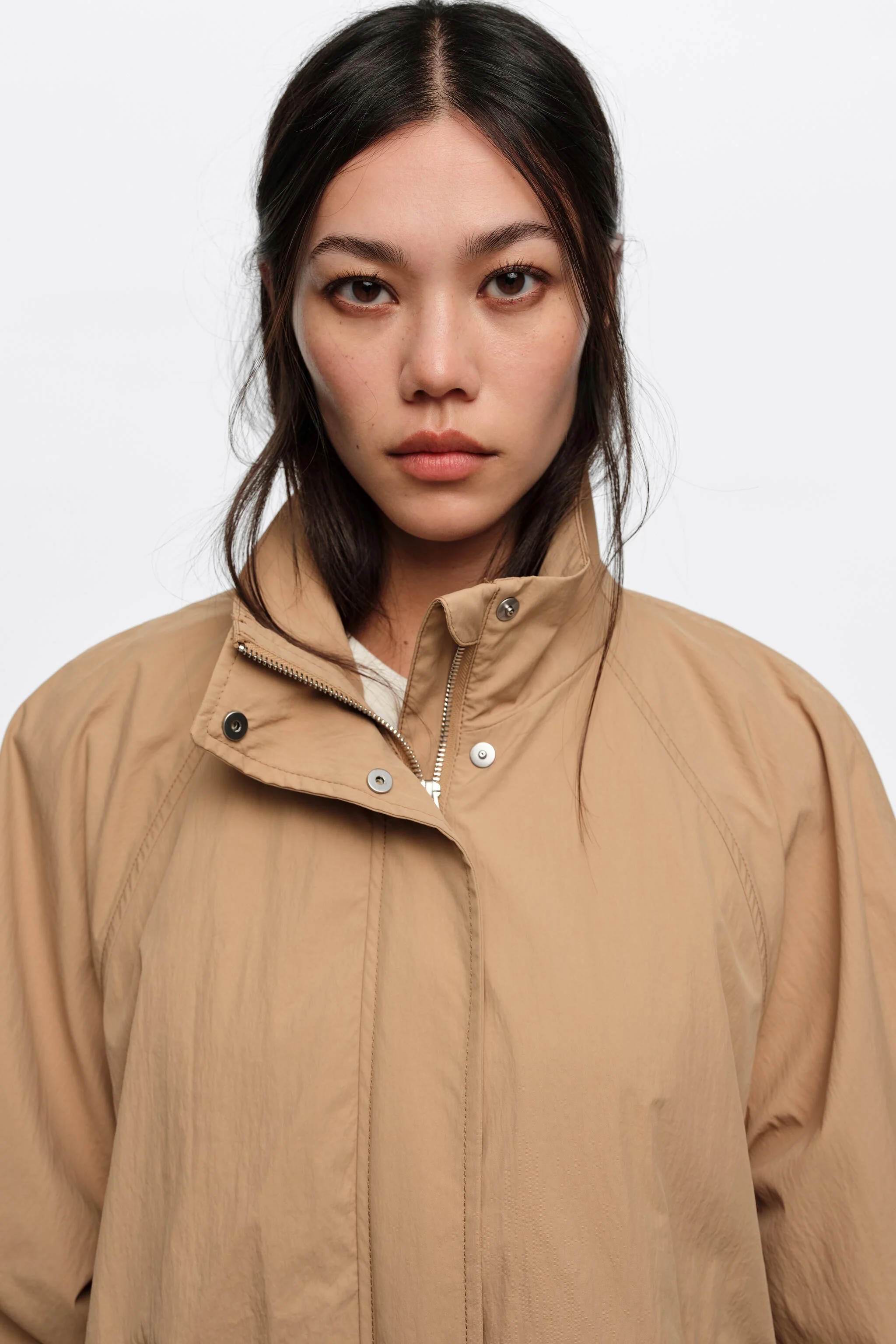 Trench coat curto, cor camelo, gola alta