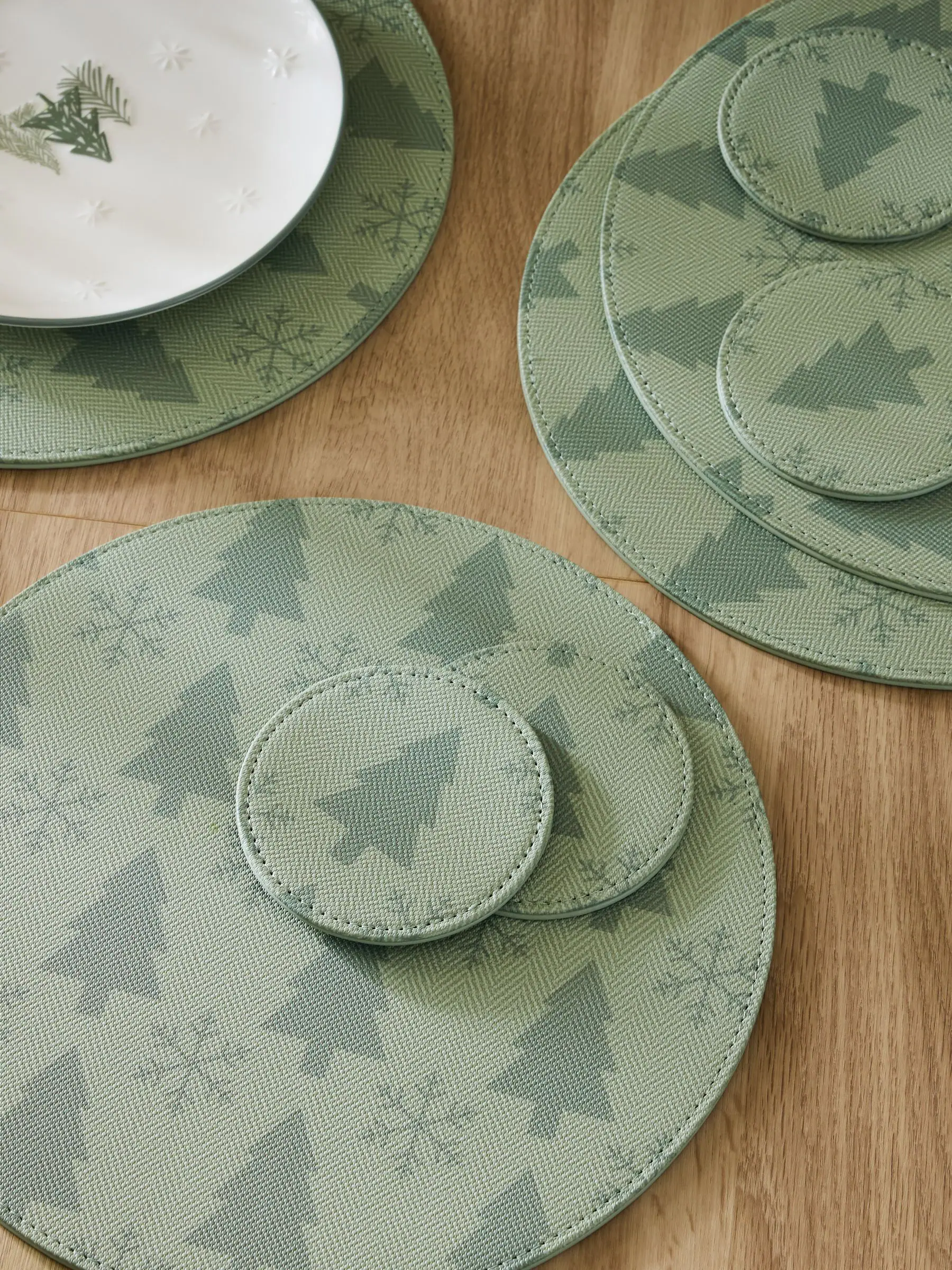 Set van 4 kerstplacemats met kerstbomenprint van imitatieleer en onderzetters