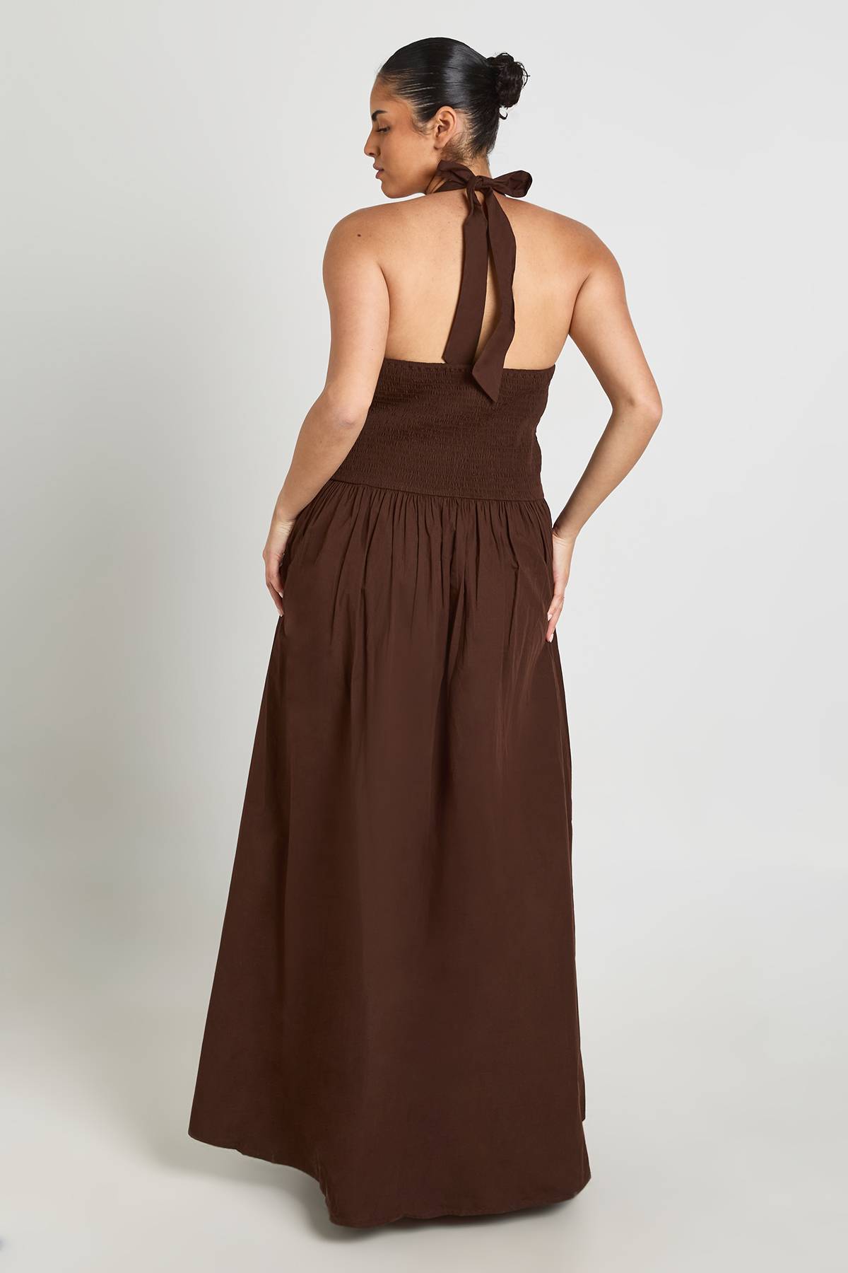 boohoo Robe Longue Grande Taille En Popeline De Coton À Col Licou Et Plis