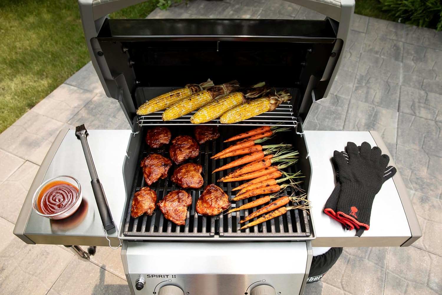 Weber Spirit II E-210 Gasgrill / 2 Brenner, Gourmet BBQ System Roste, Leistungsstarkes GS4 Grillsystem, 51 x 46 cm Grillfläche, Integrierte Seitenablagen und Besteckhaken, Schwarz/Silber