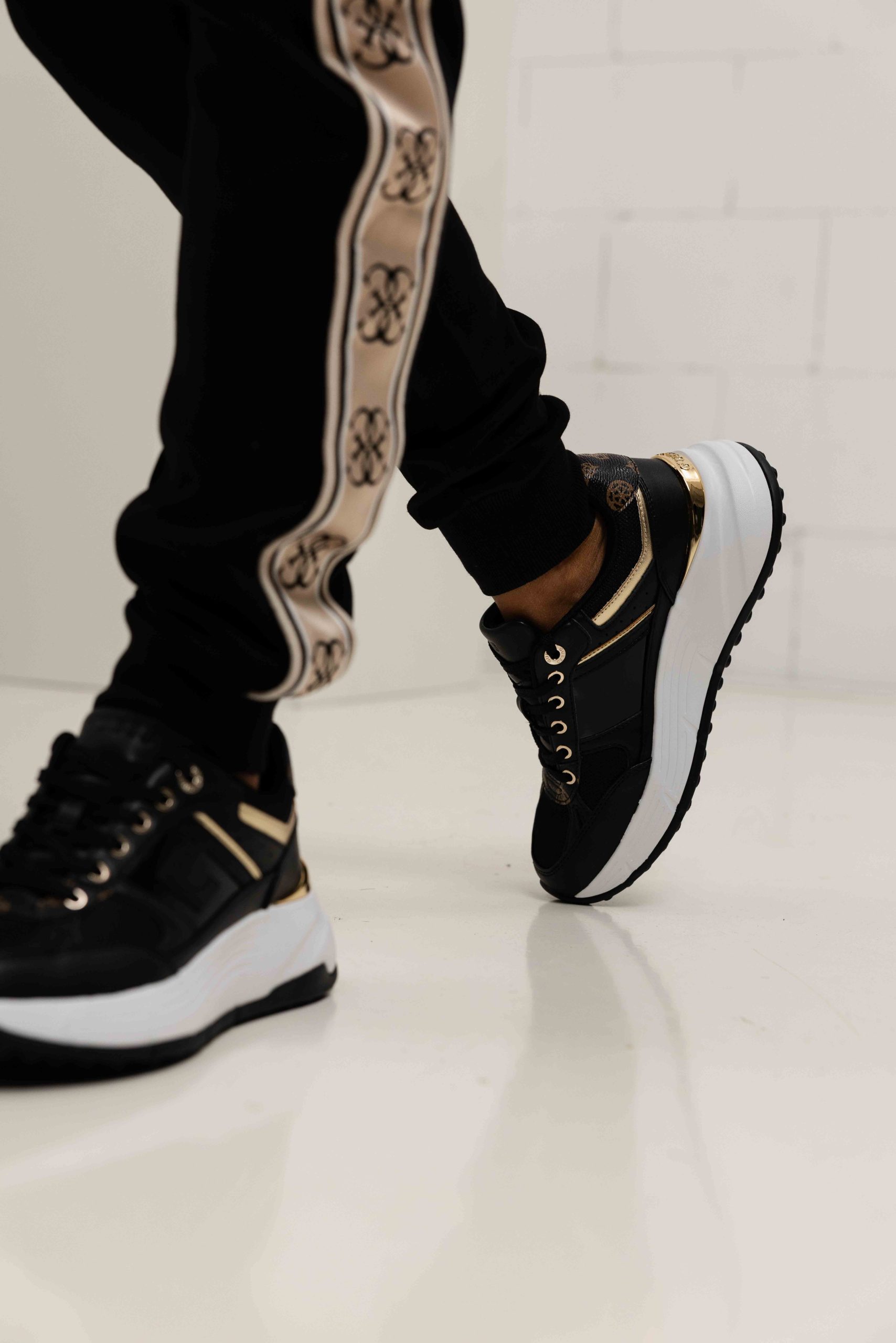 Guess Fonzy Sneakers Dames Zwart