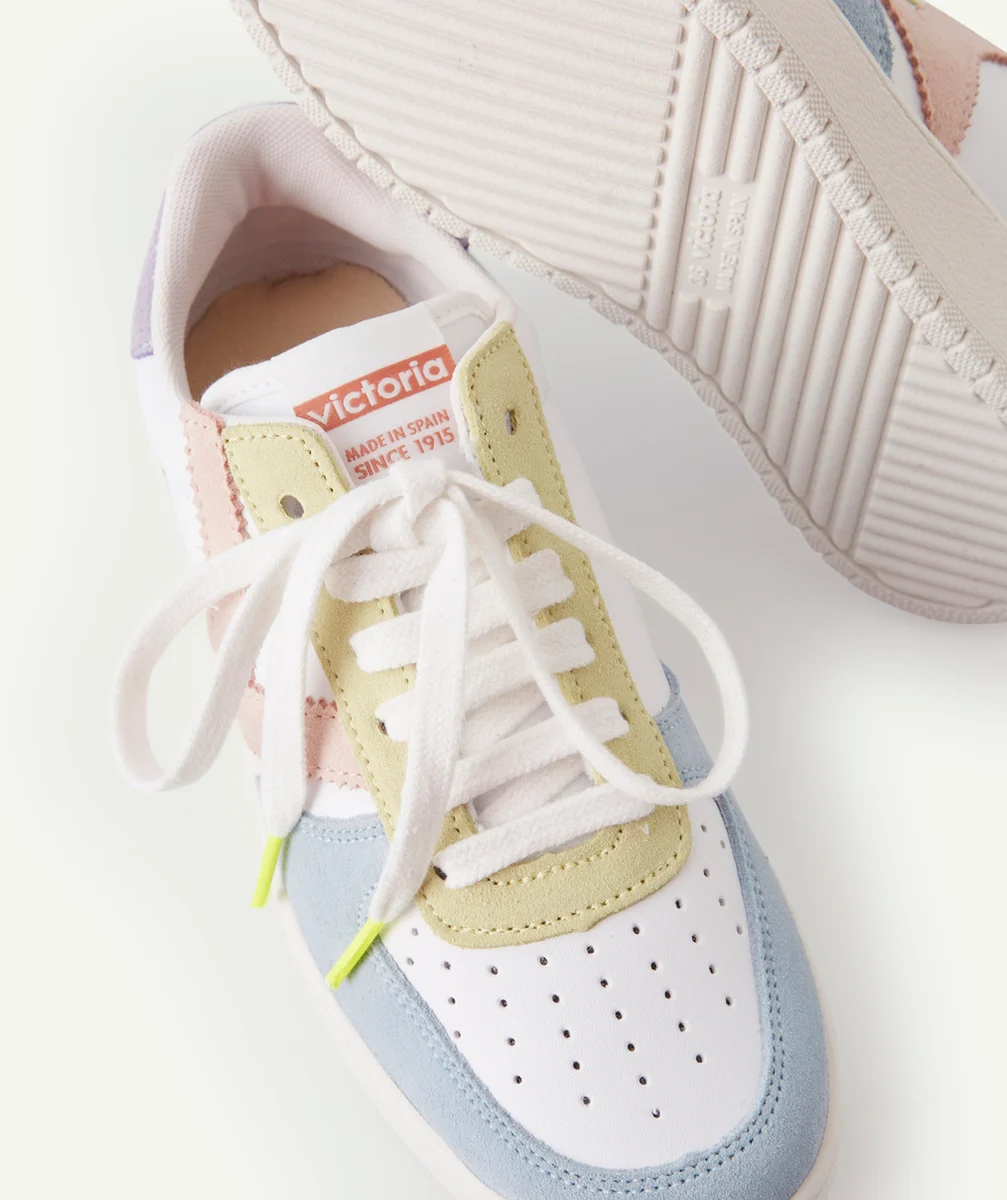 VICTORIABASKETS BLANCHES FILLE AVEC LACETS ET DÉTAILS PASTEL