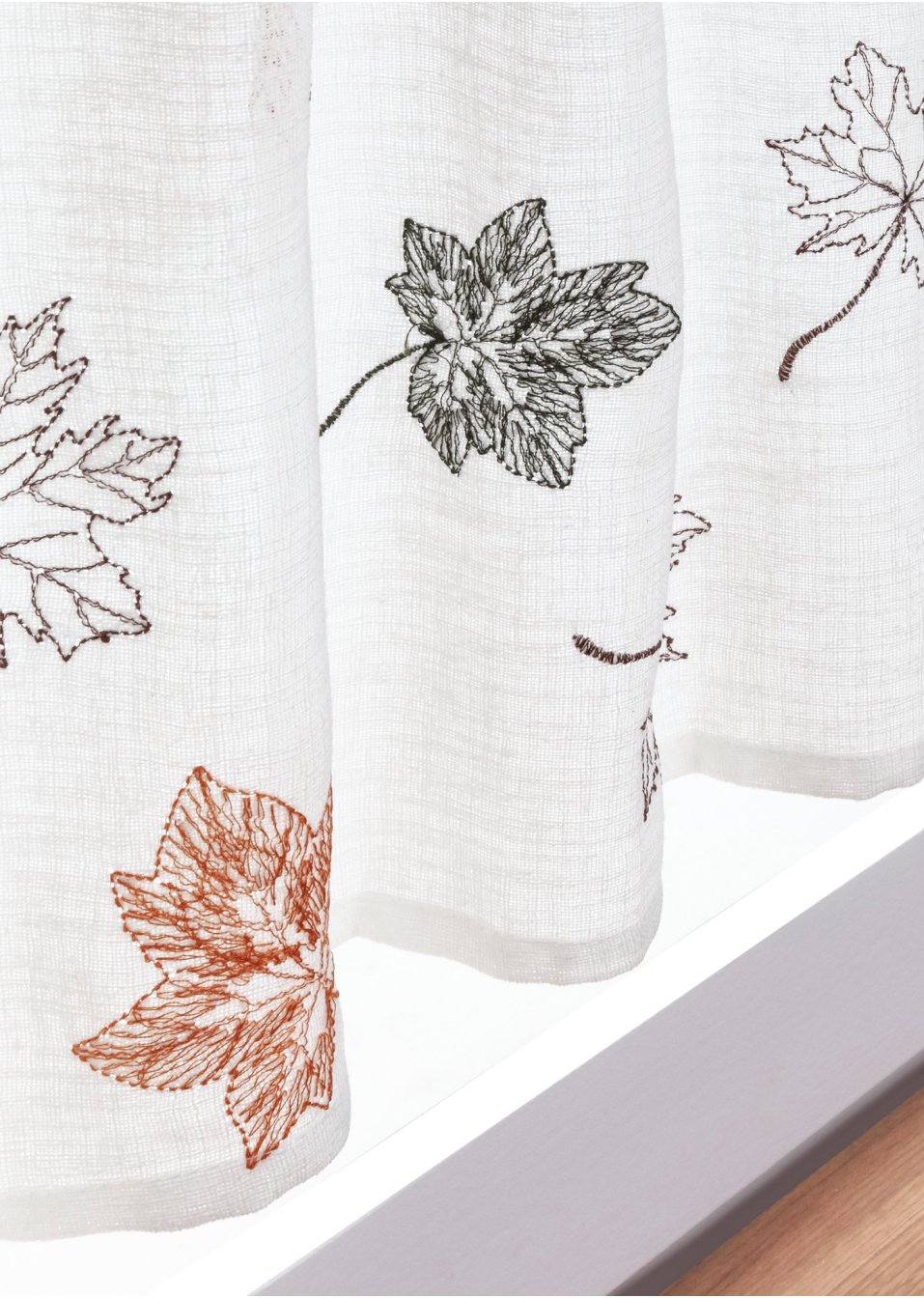 Brise-bise à feuilles brodées