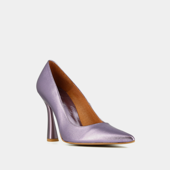 Escarpins à talons hauts et bouts pointus  en cuir métallisé lilas