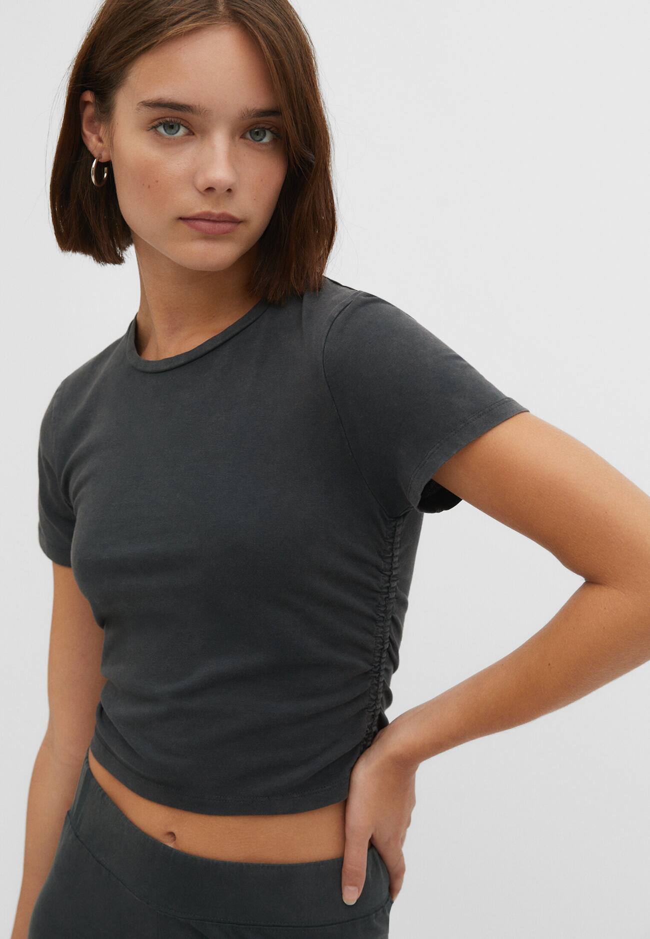 Camiseta de algodão com franzido lateral