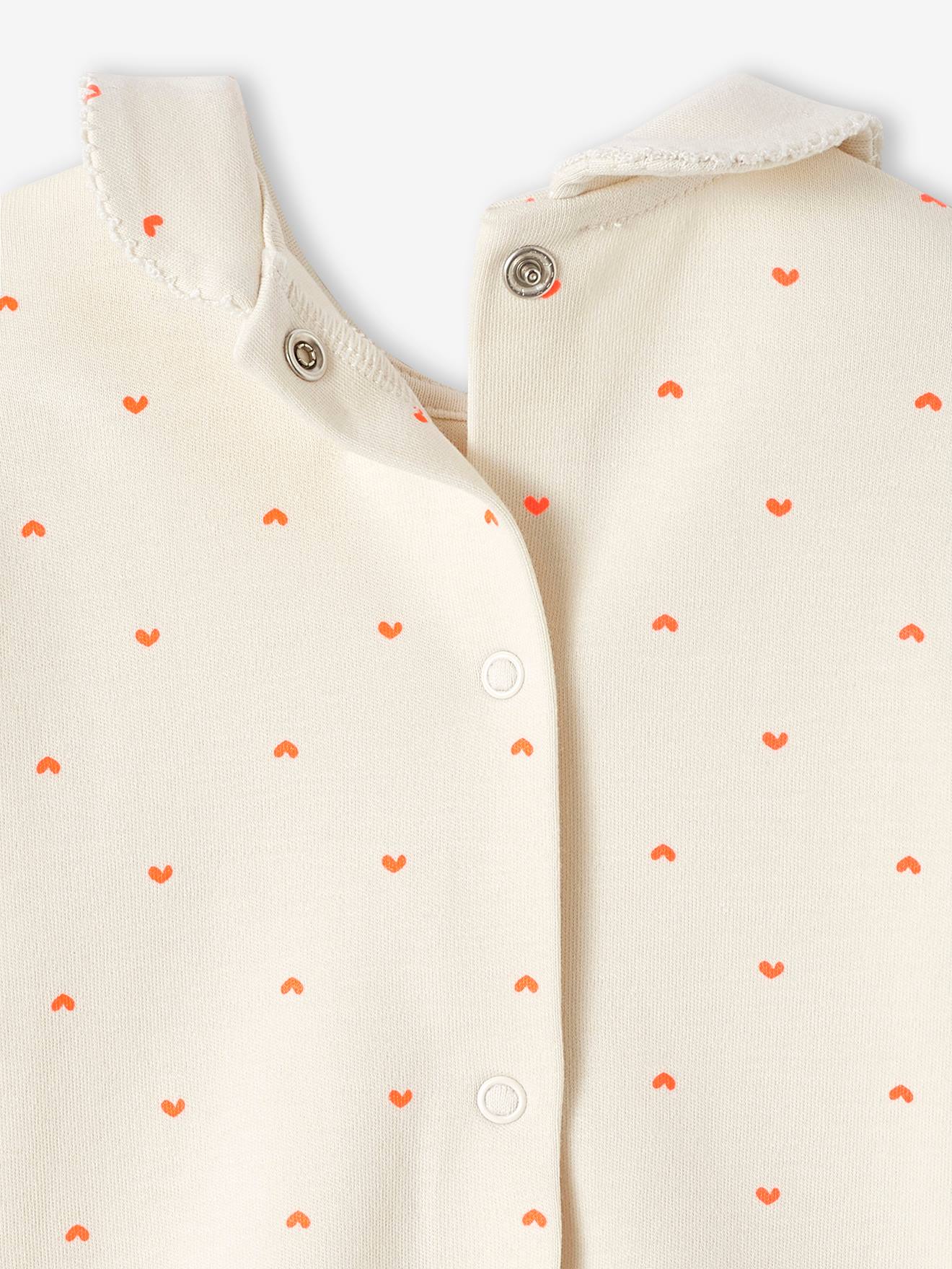 Conjunto com 2 macacões infantis com estampa de coração em tom natural.