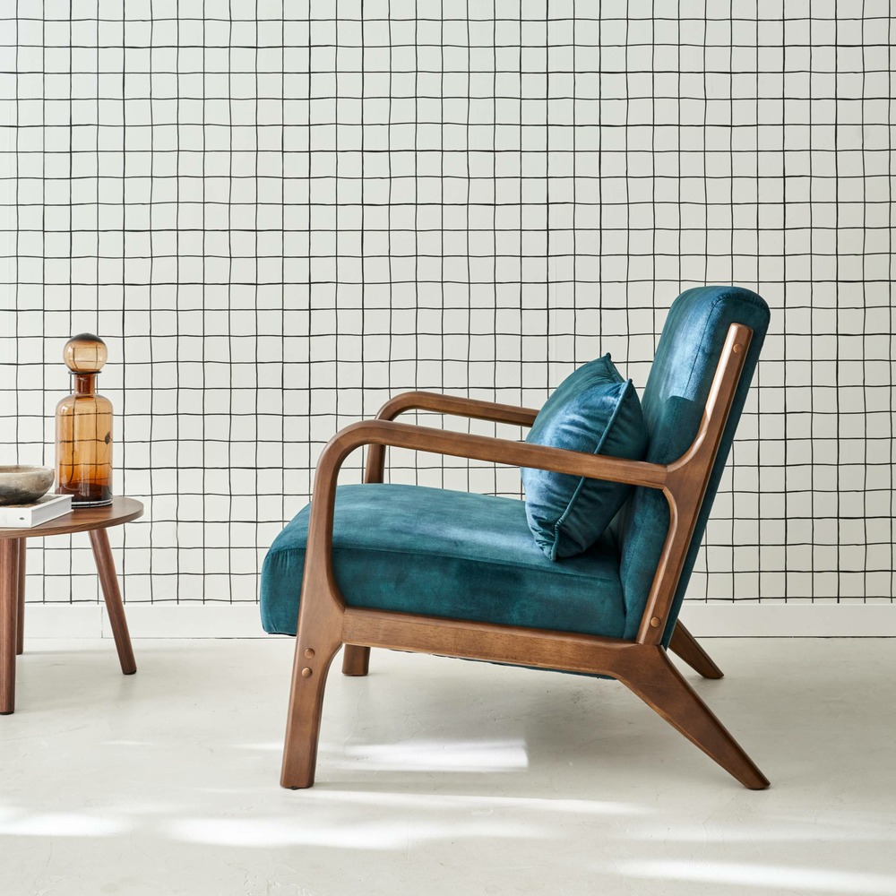 Fauteuil en velours bleu pétrole. Pieds bois d'hévéa teinté noyer clair. 1 place droit fixe. Pieds compas scandinave