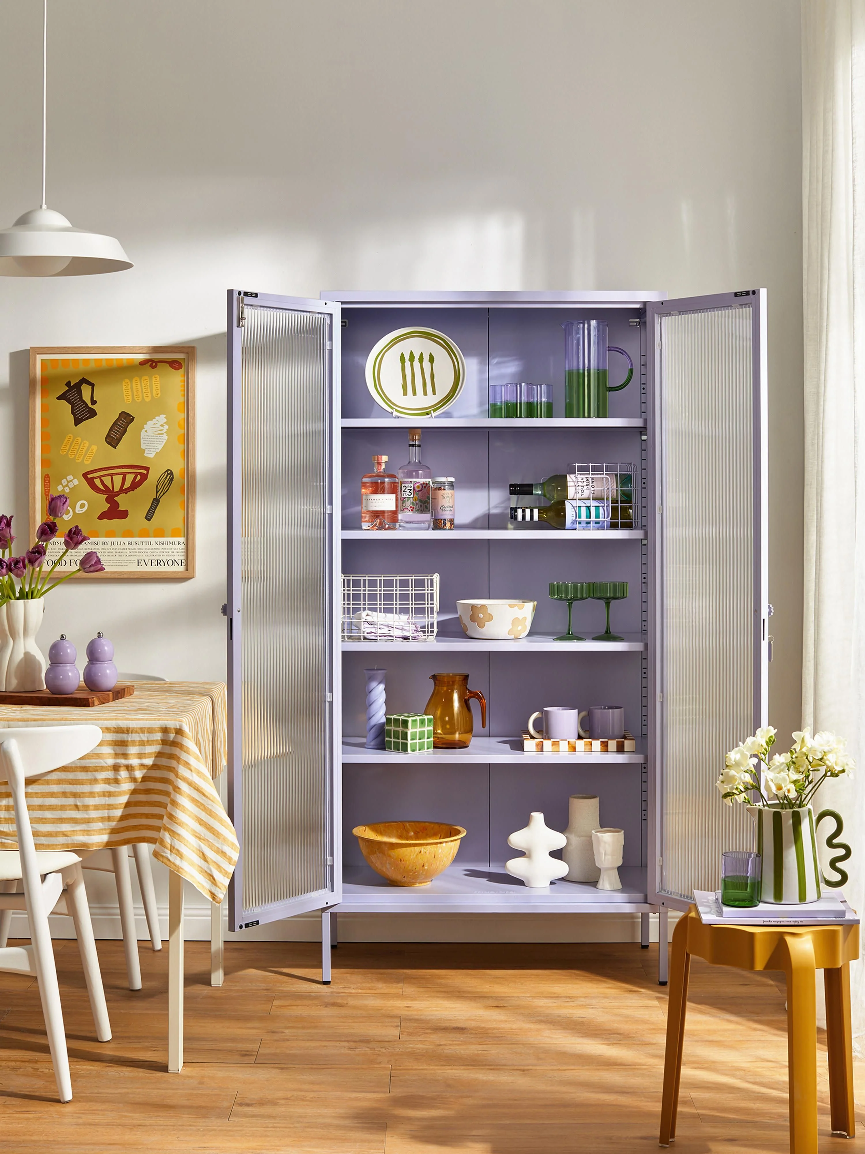 Metalen vitrinekast The Collector met geribbeld glas