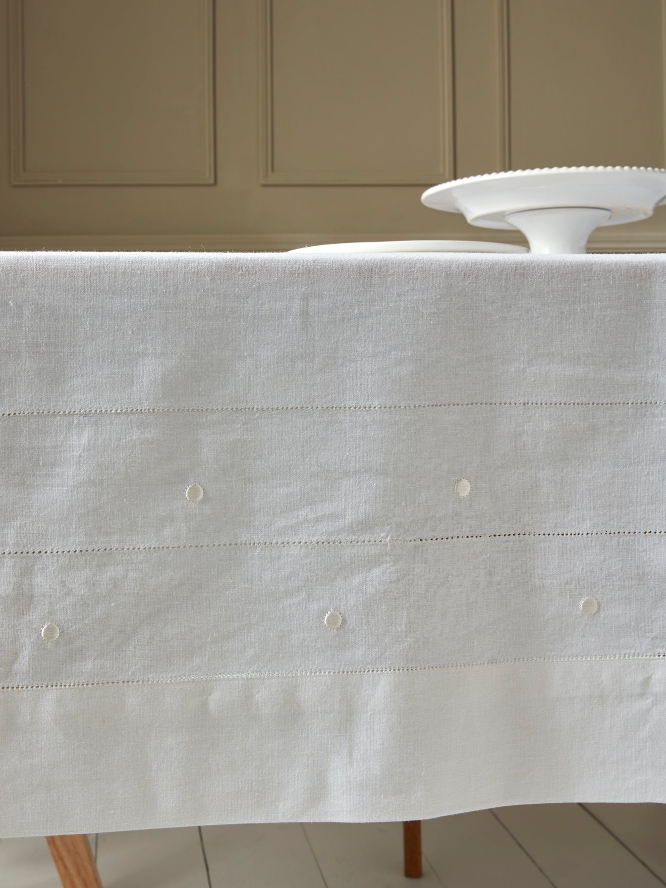 Nappe coton/lin à pois brodés