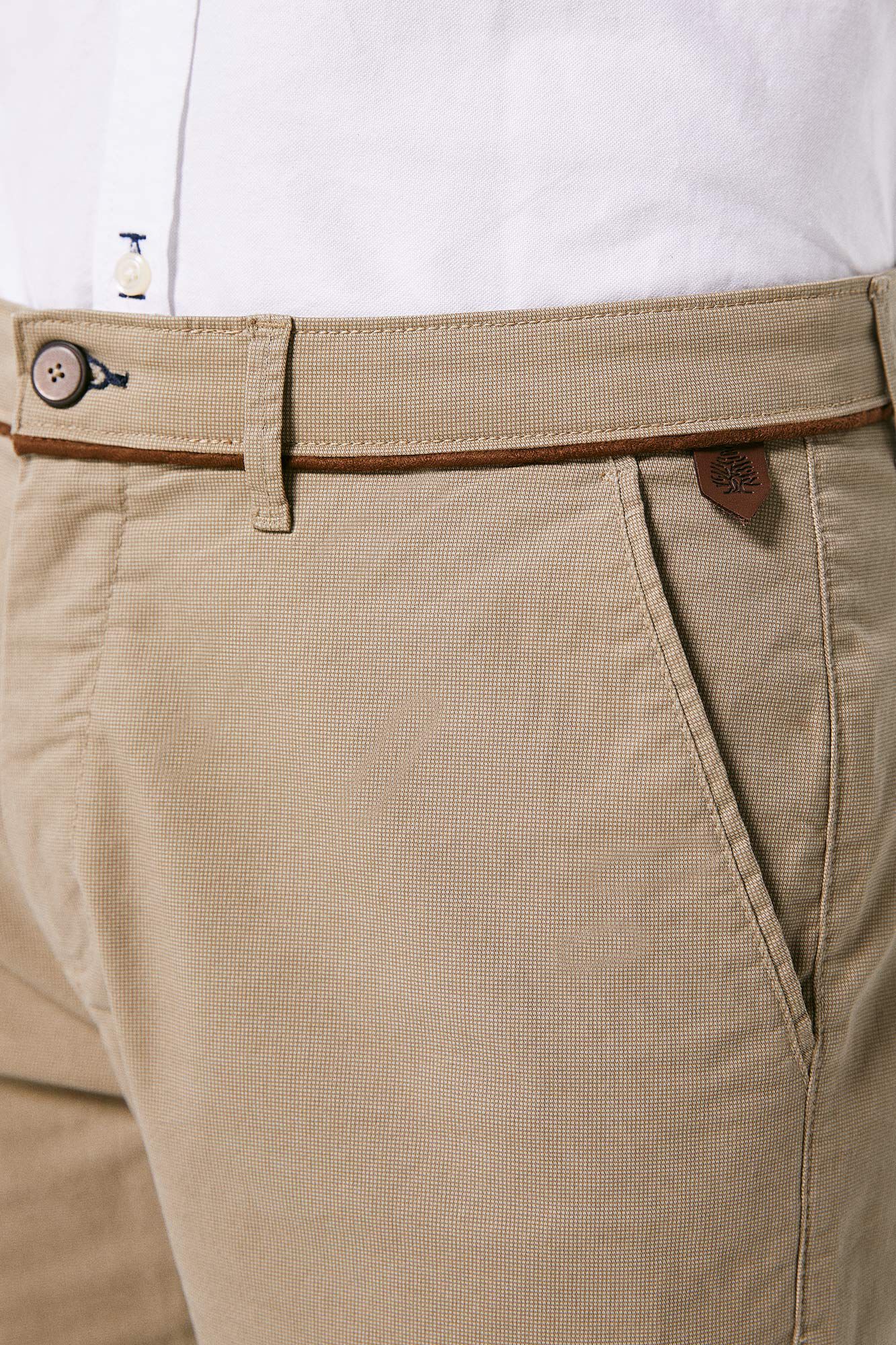 Calça chino com microestampa - bege médio