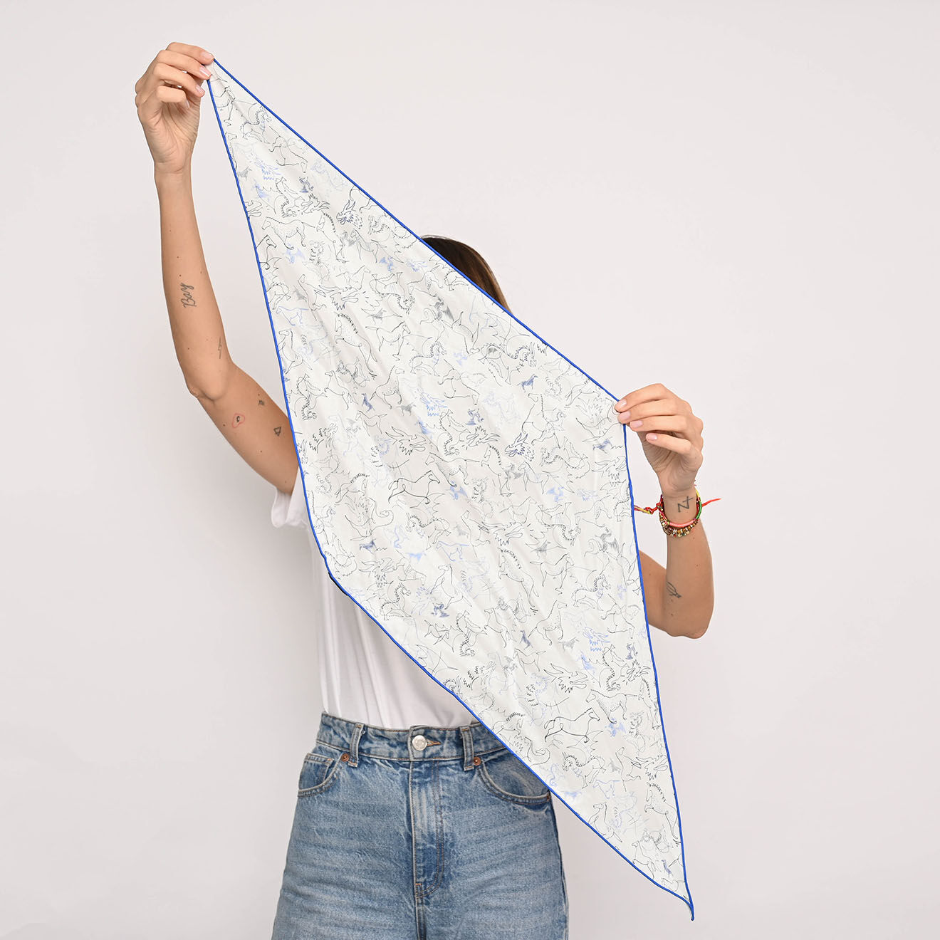 Hermès Foulard Triangle en Soie blanc - Très bon état - 105x40 cm