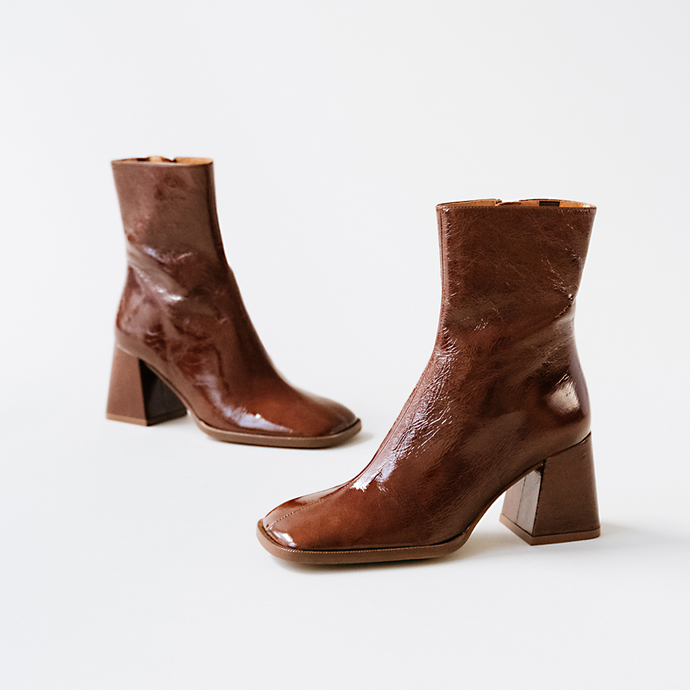 Bottines à talons épais et bouts carrés...  en cuir brillant marron