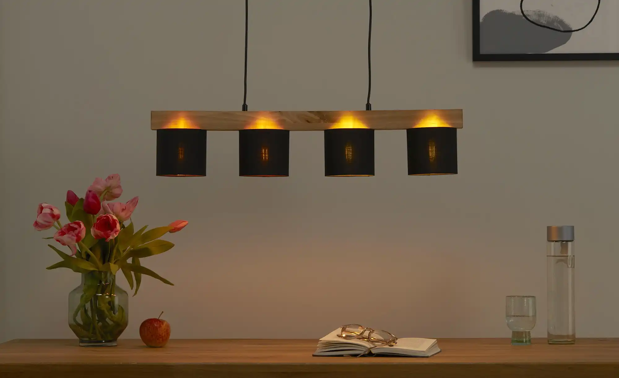Trio Pendelleuchte, 4-flammig, Holz/ Stoffschirm schwarz/goldfarben