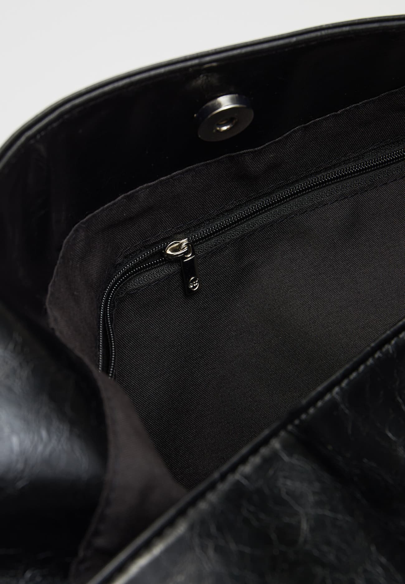 Bolsa tipo saco em couro sintético