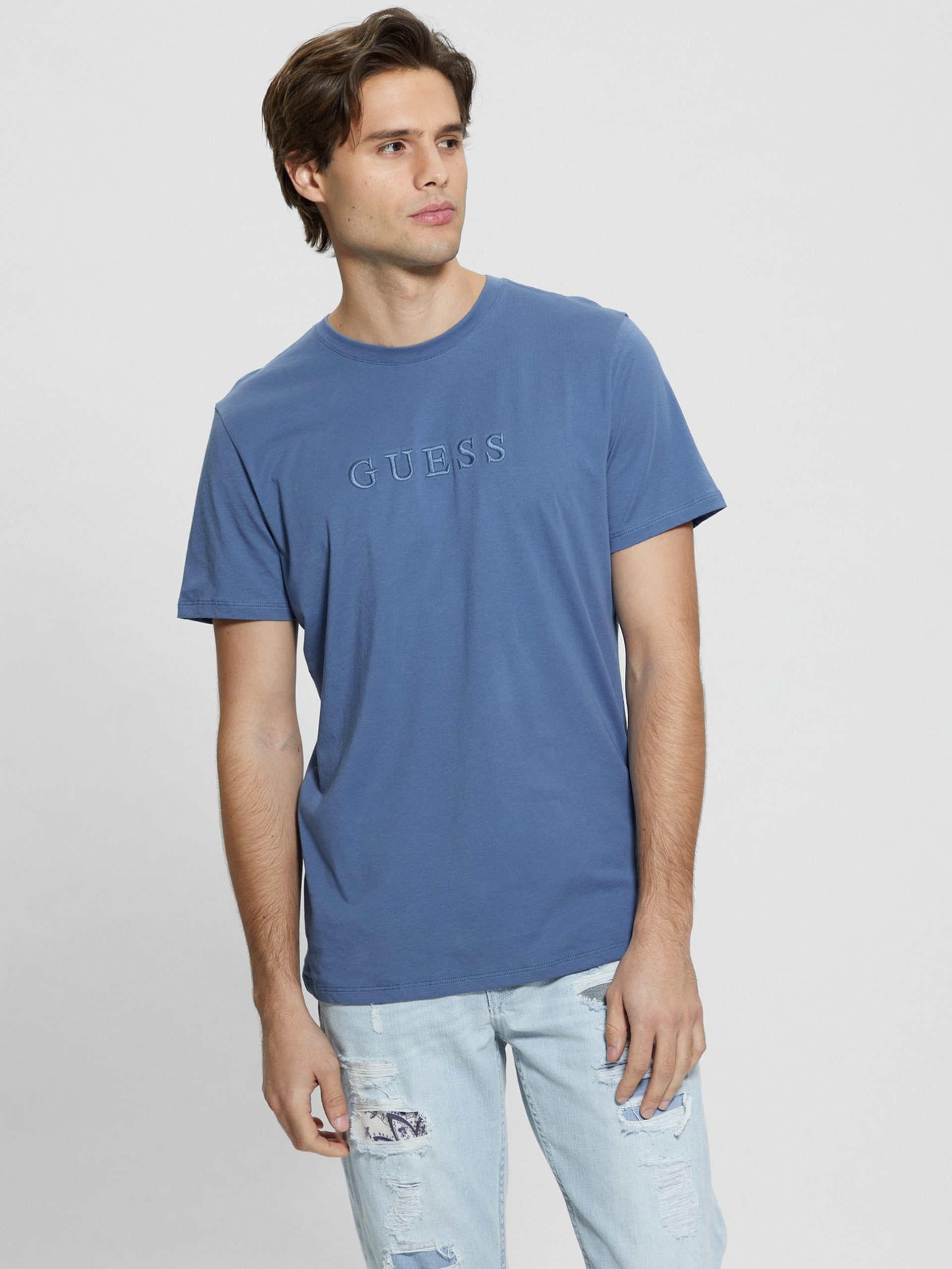 Camiseta com logotipo bordado