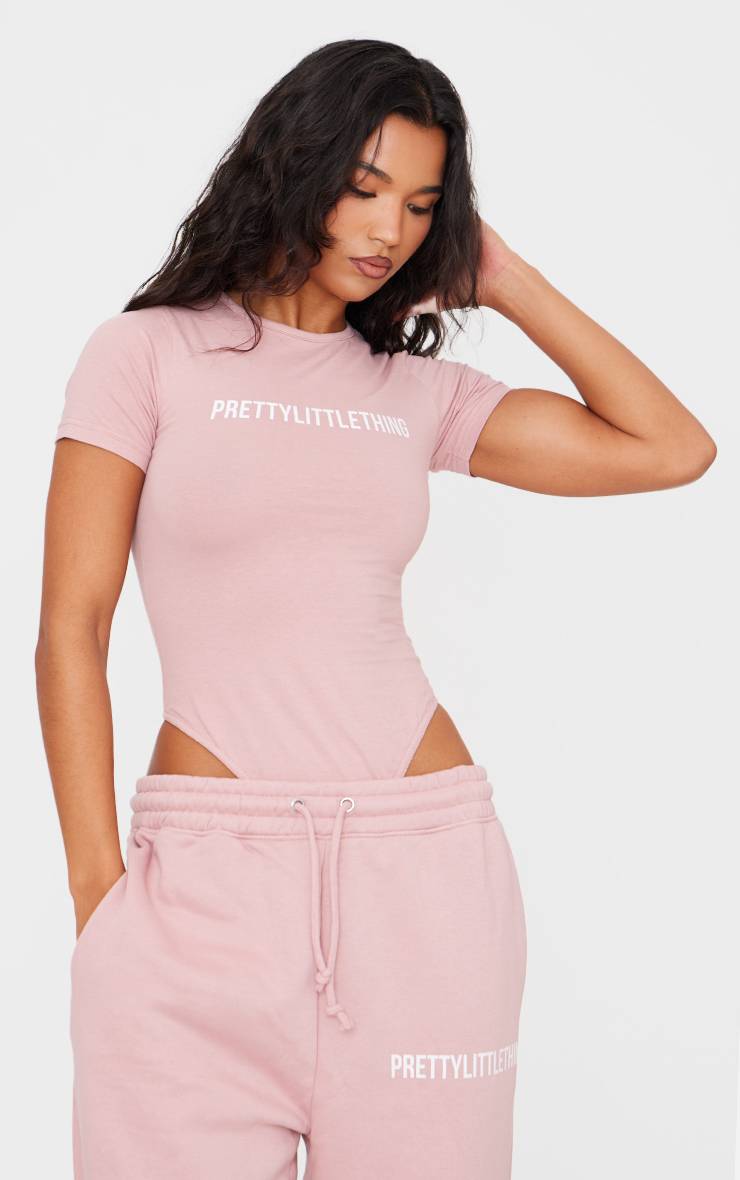 Rose Clair Body À Manches Courtes Avec Logo Prettylittlething