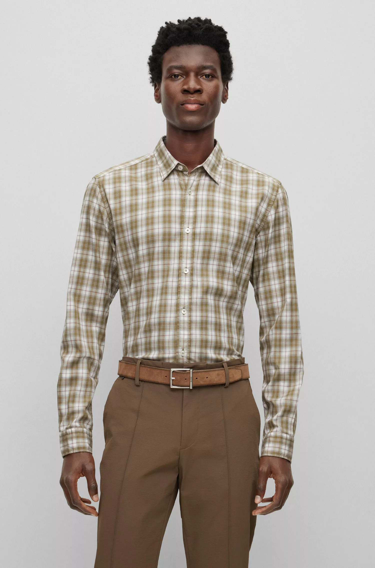 Camisa BOSS preta de corte regular em sarja elástica xadrez.
